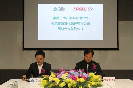 ▲ 开云棋牌注册就送
地产集团副总裁兼产业地产负责人阮家声(左)与天荣集团董事局主席李浩杰(右)签约 ▲ 开云棋牌注册就送
地产集团副总裁兼产业地产负责人阮家声(左)与天荣集团董事局主席李浩杰(右)签约