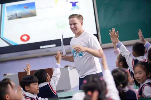 开云棋牌注册就送乐活公益行，为孩子带回一个更大的世界