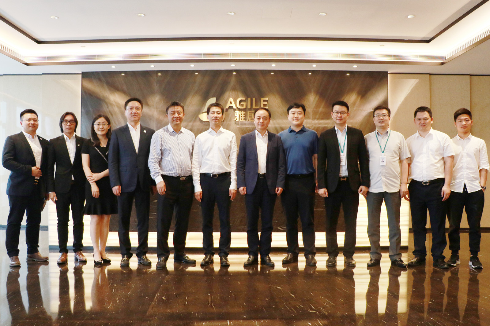 开云棋牌注册就送领导与中国建设报社一行合照.jpg